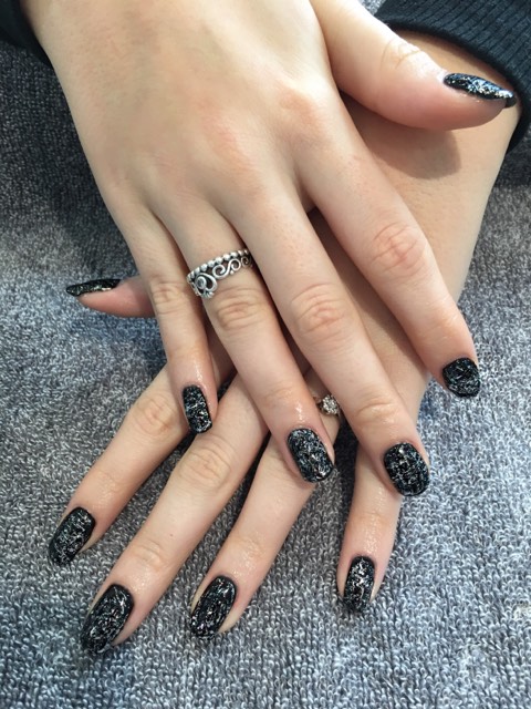SHELLAC - BLACK POOL WITH SILVER FOILING TO ALL NAILS | Christiane